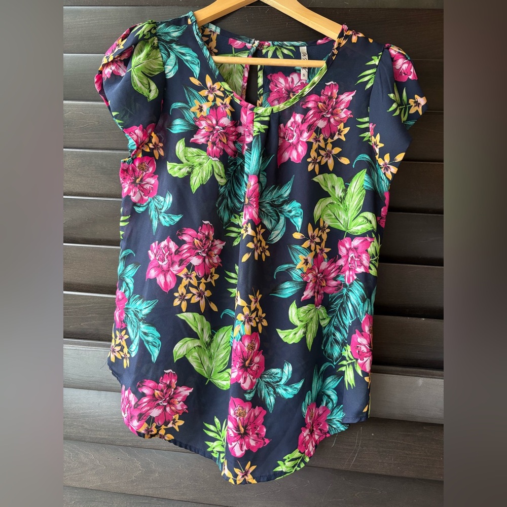 Da Moda Small Floral Blouse Short Sleeve Tropical Flowy